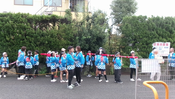 10月26日(日)秋祭りで町内の神輿巡行がありました。