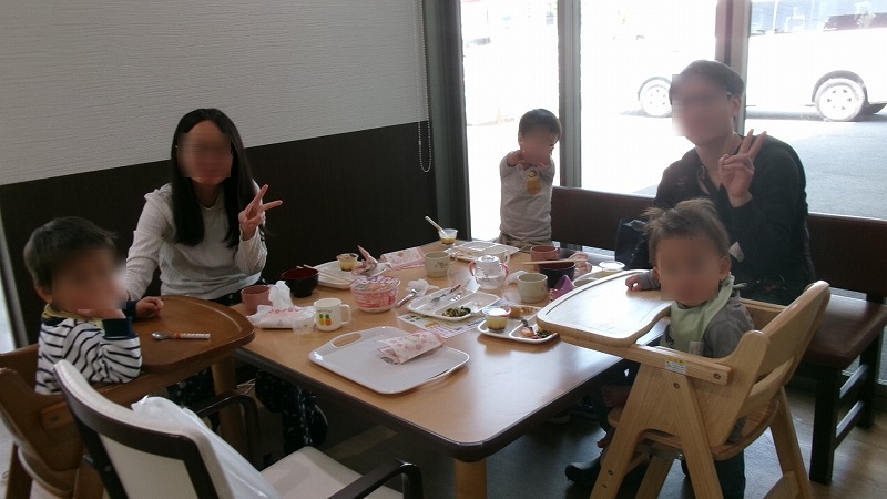 みんなで楽しく食事