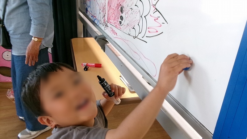 お母さん見て、大きいこいのぼり書いたよ